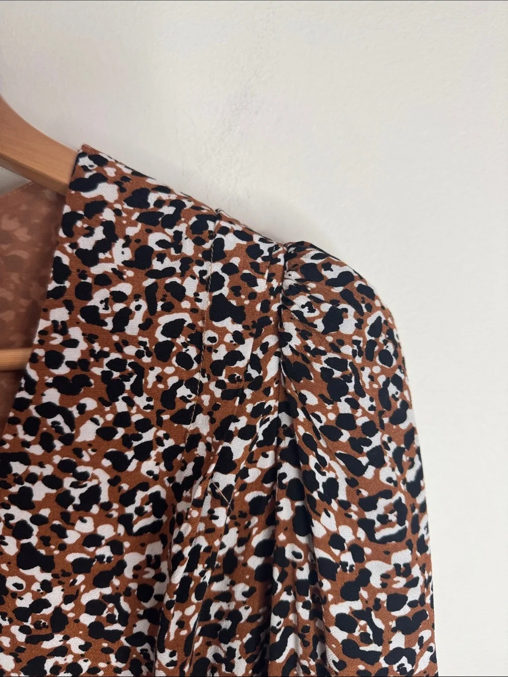 ASTR the label Rebecca V-Neck Long Sleeve Wrap Top Brown Multi Animal Print sz S